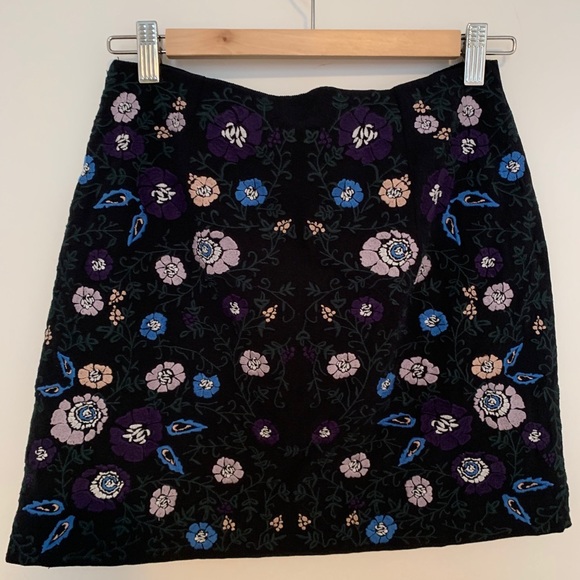 Embroidered Club Monaco mini skirt - Picture 1 of 3